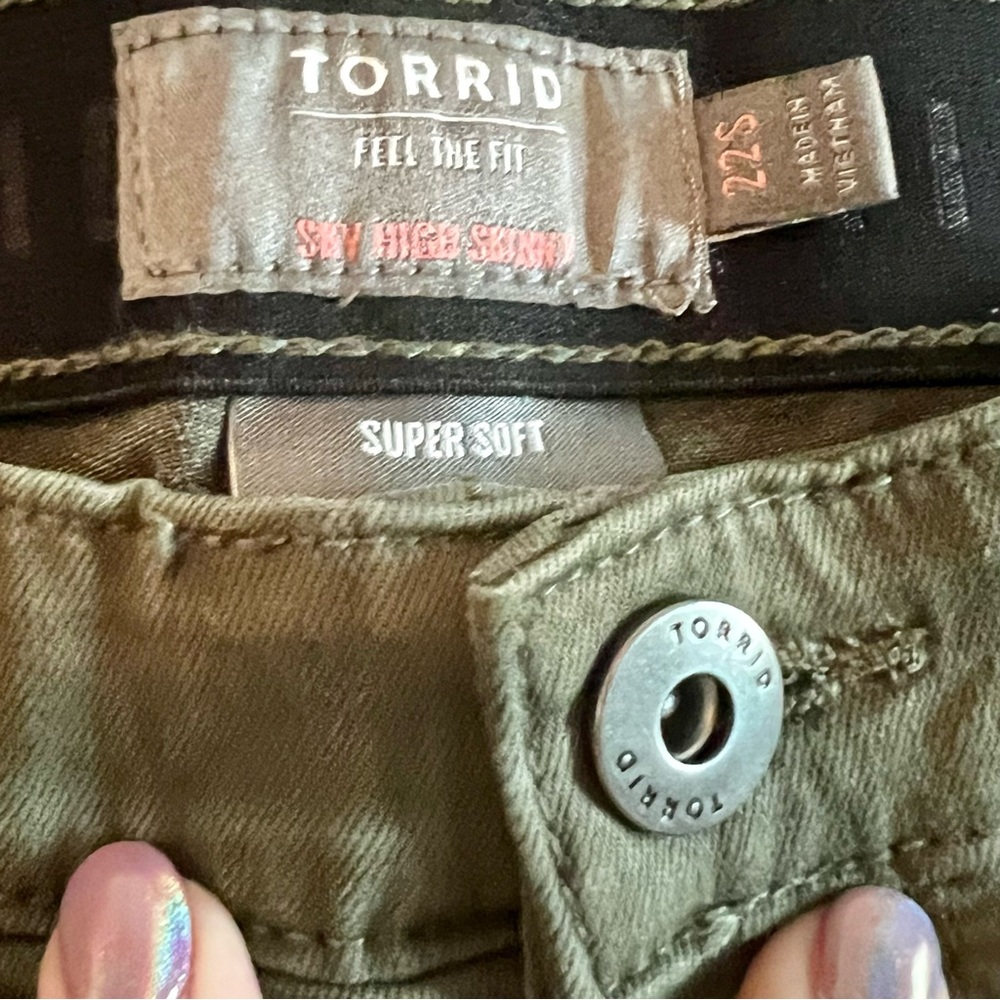 NWOT Torrid Sky High Skinny Jeans (short) - Picture 3 of 7